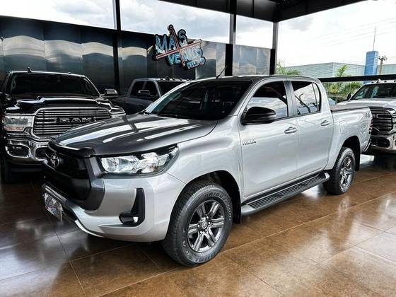 TOYOTA HILUX 2.8 D-4D TURBO DIESEL CD SR 4X4 AUTOMÁTICO